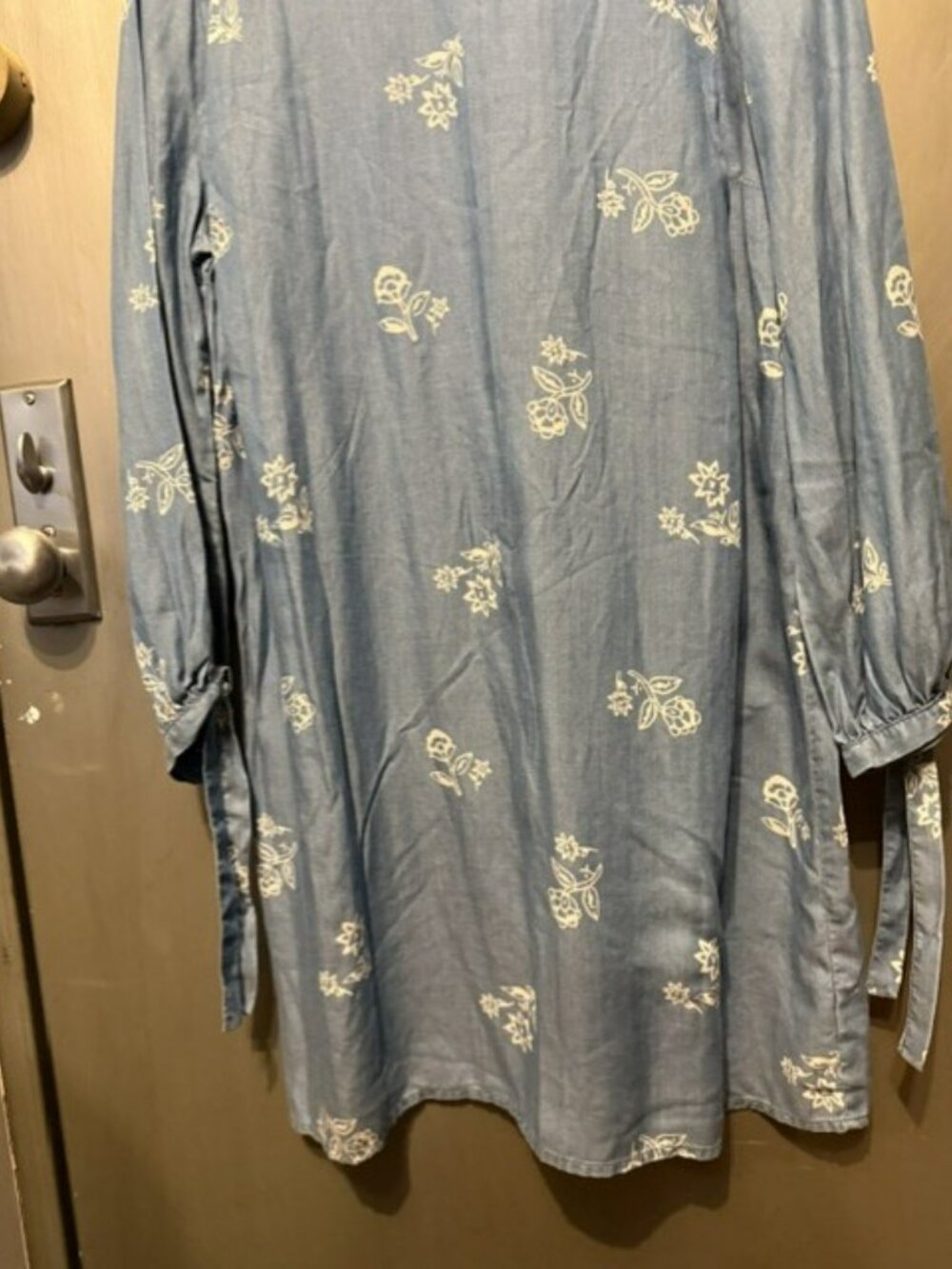 Blue chambray Old Navy white floral print shift mini dress and tie-detail sleeve - Picture 7 of 16